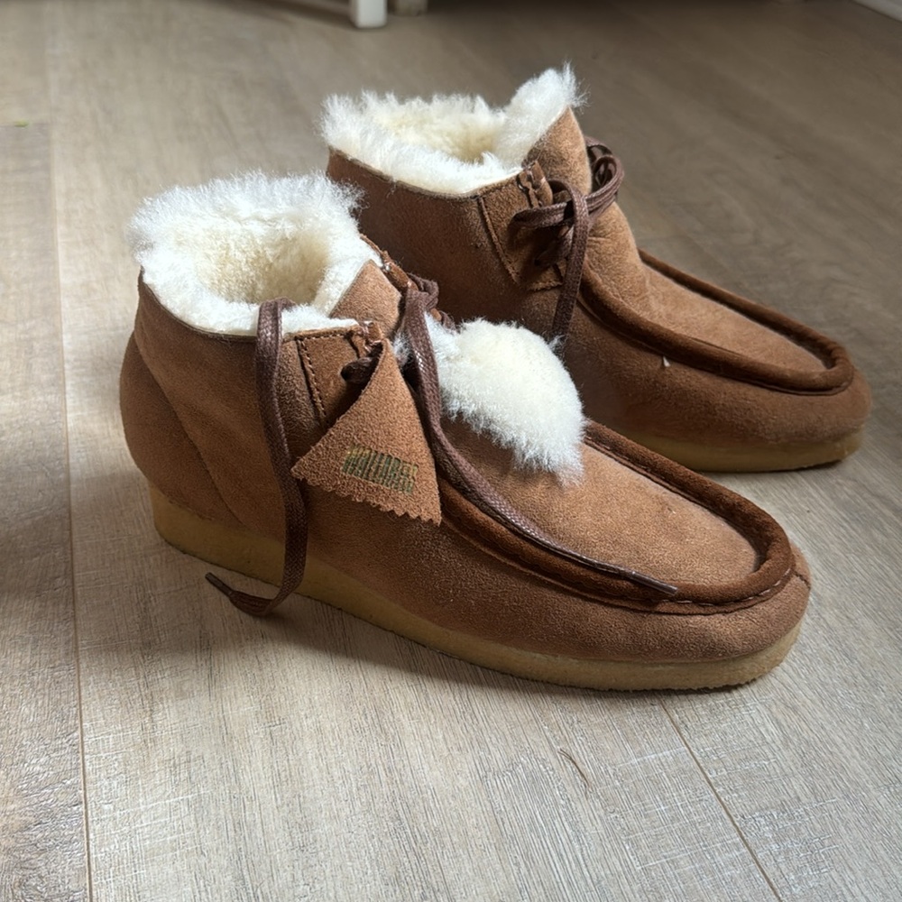 NWT Clarks Limited Edition Sheepskin Wallabees W8